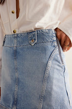 Load image into Gallery viewer, FREE PEOPLE- RUNAWAY DENIM SKIRT
