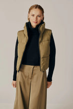 Load image into Gallery viewer, DELUC- KANSAS REVERSIBLE PUFFER GILET
